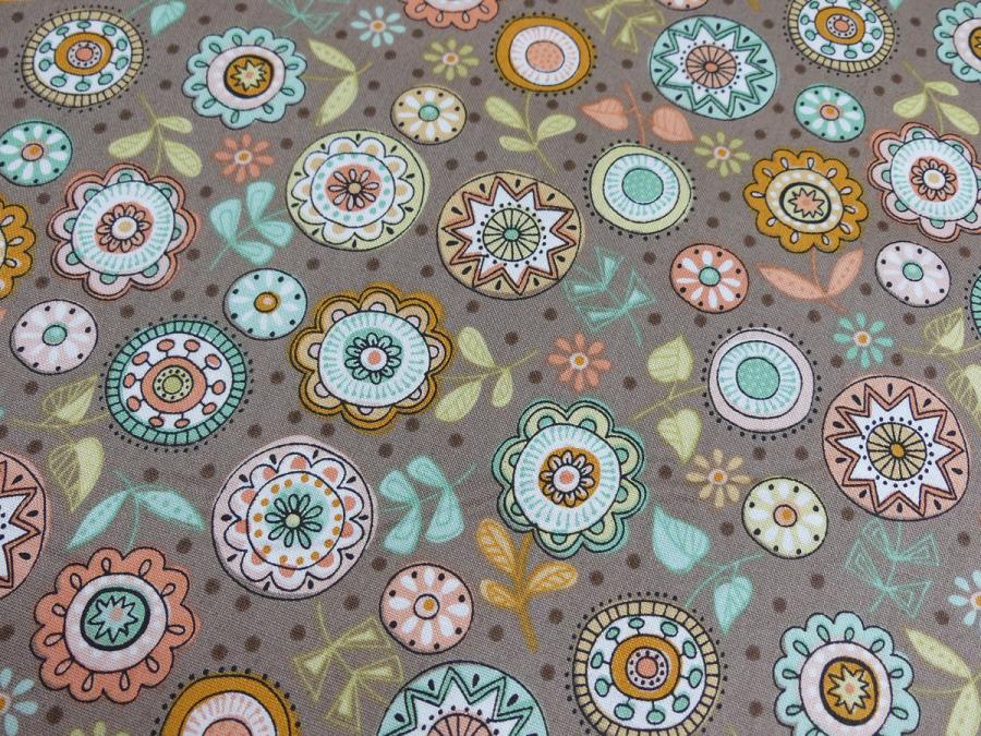 Preview: Patchworkstoff aus der Serie Doodle Days mit Kreisen und Blumen auf taupe farbenen Untergrund von Makower  Detailansicht
